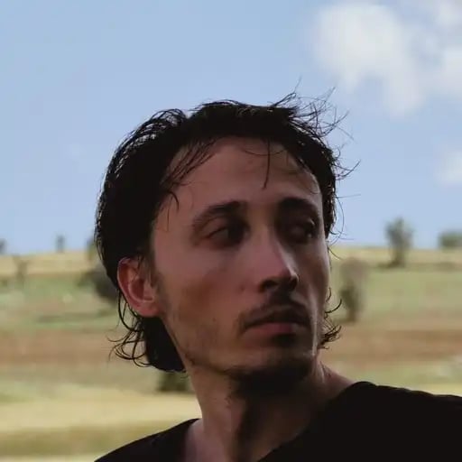 cream background, Nadim Okumuş profile photo, amazon arbitrage specialist, SMMA agency owner, storelister product research tools