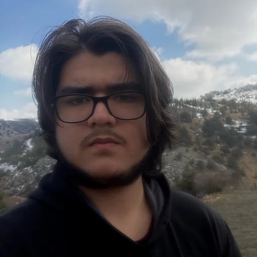 cream background, Şefik Gür profile photo, ecommerce guru and dropshipping mentor, product market research expert, storelister winning products discovery